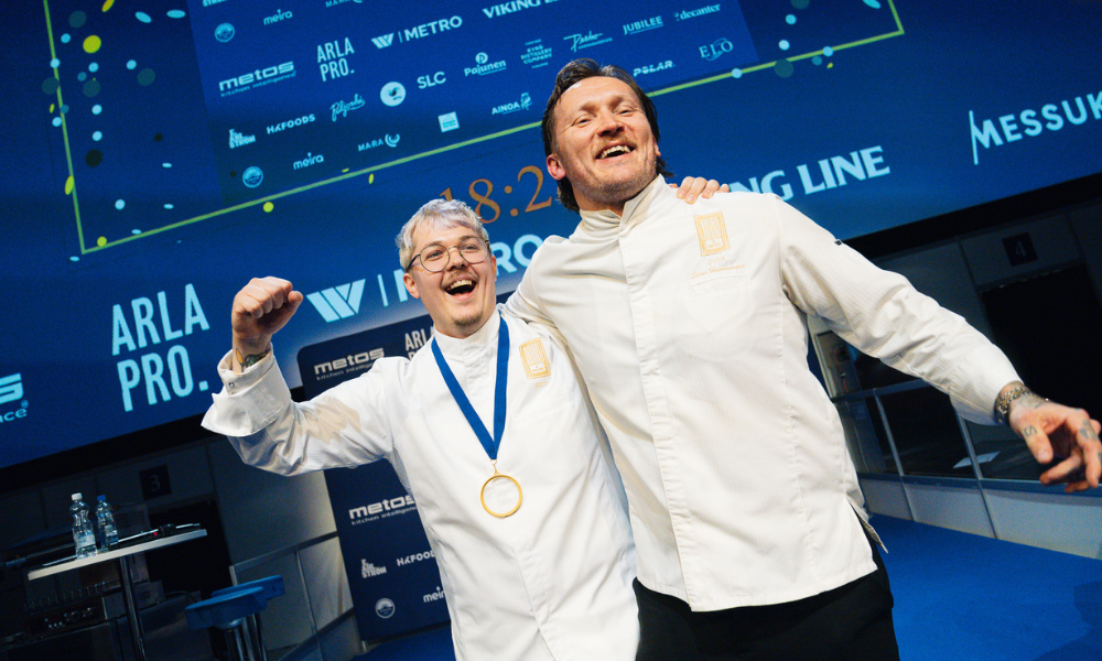 Vuoden kokiksi kruunattiin Piero Silvani (vasemmalla) ja häntä onnittelemassa edeltäjänsä Vuoden kokki 2024 Simo Harrivaara. Kuva Santeri Stenvall.